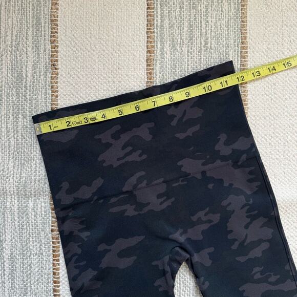 Spanx Seamless Black Camo High Rise Leggings Women’s Size Medium - Picture 5 of 8
